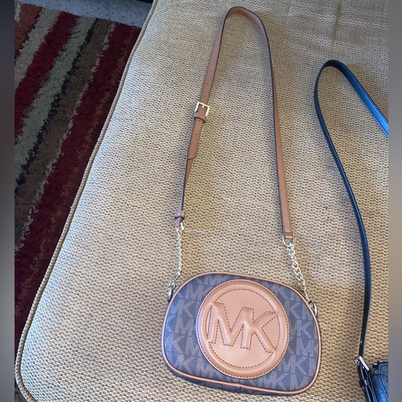 Michael Kors Crossbody purse - Picture 2 of 7